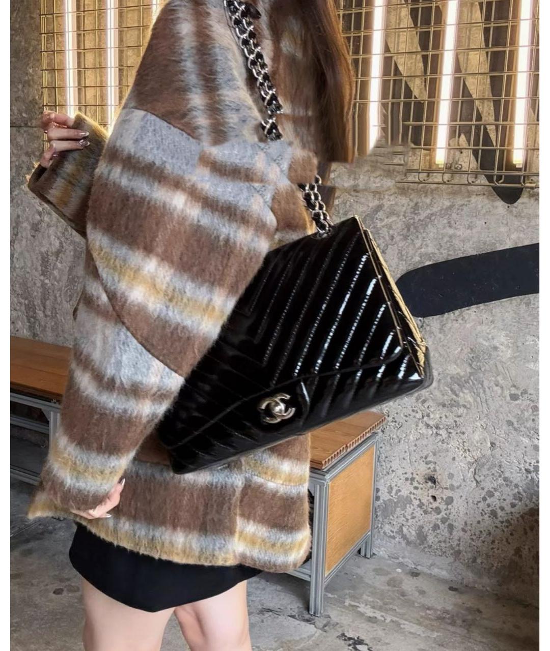 CHANEL Черная сумка через плечо из лакированной кожи, фото 5