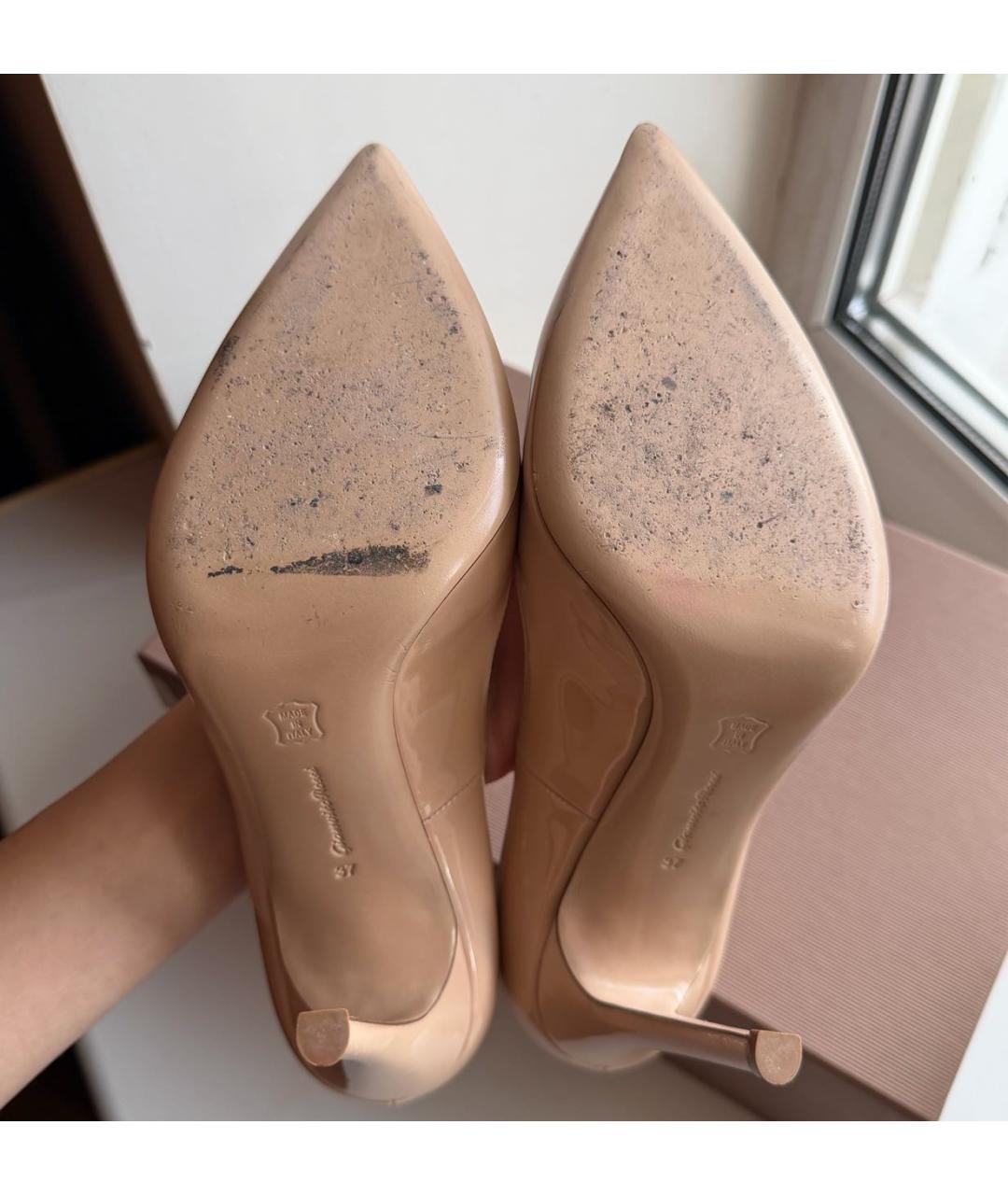 GIANVITO ROSSI Бежевые туфли из лакированной кожи, фото 6