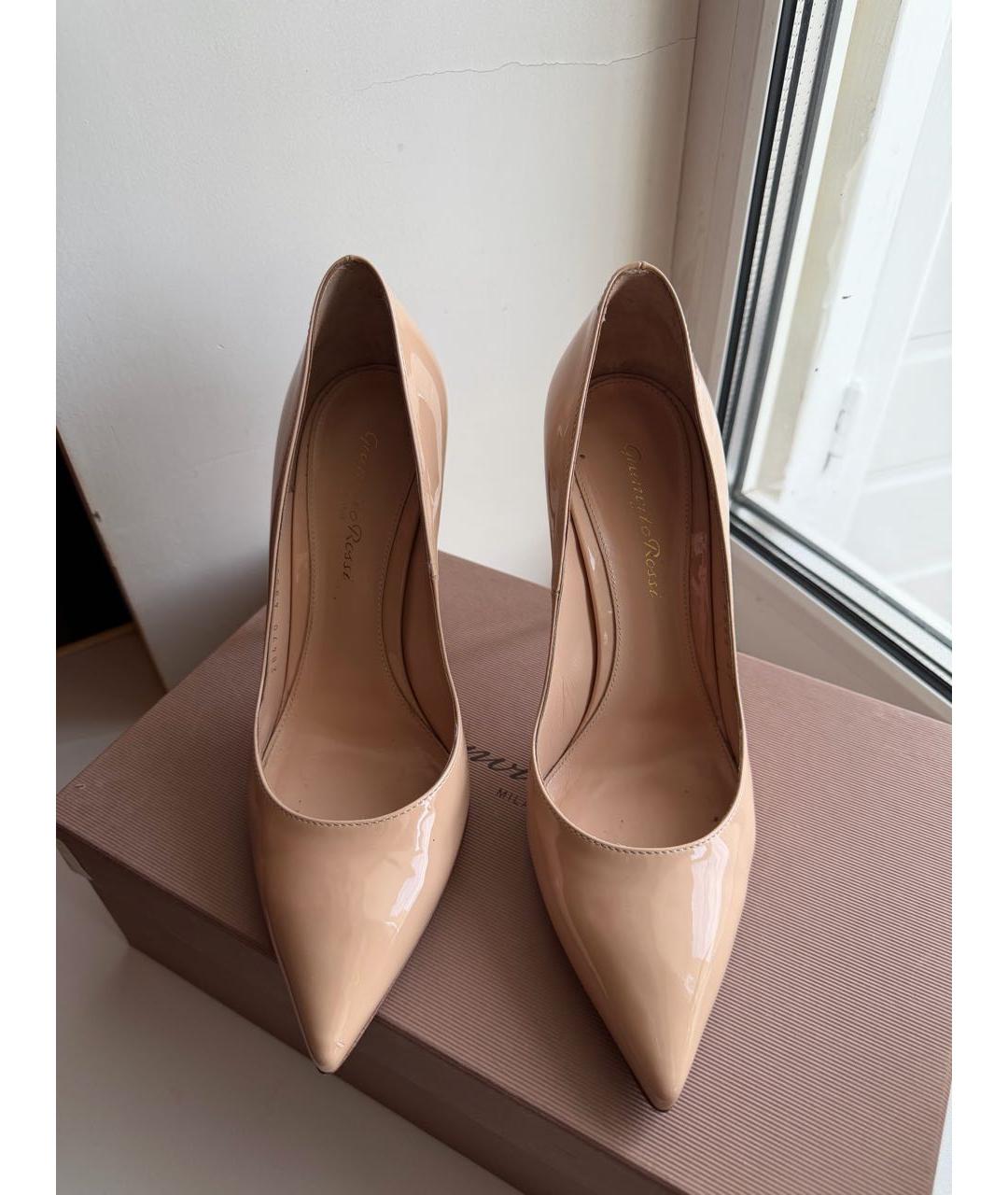 GIANVITO ROSSI Бежевые туфли из лакированной кожи, фото 2