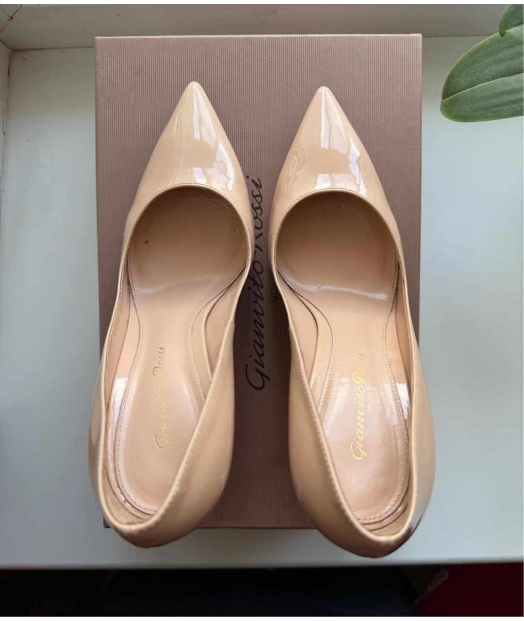 GIANVITO ROSSI Бежевые туфли из лакированной кожи, фото 3