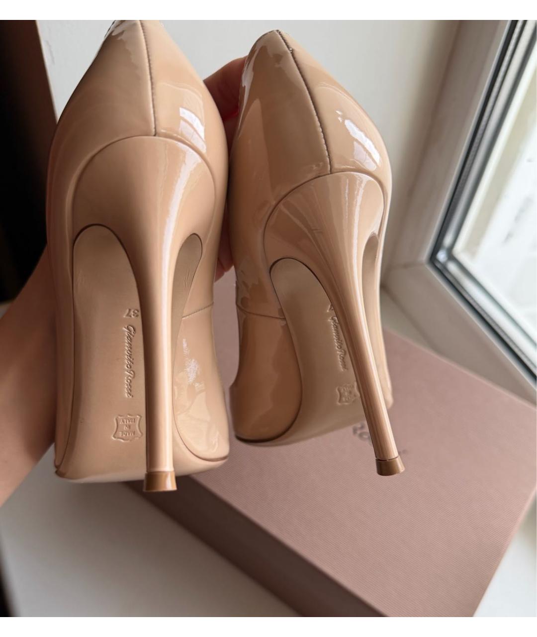 GIANVITO ROSSI Бежевые туфли из лакированной кожи, фото 4