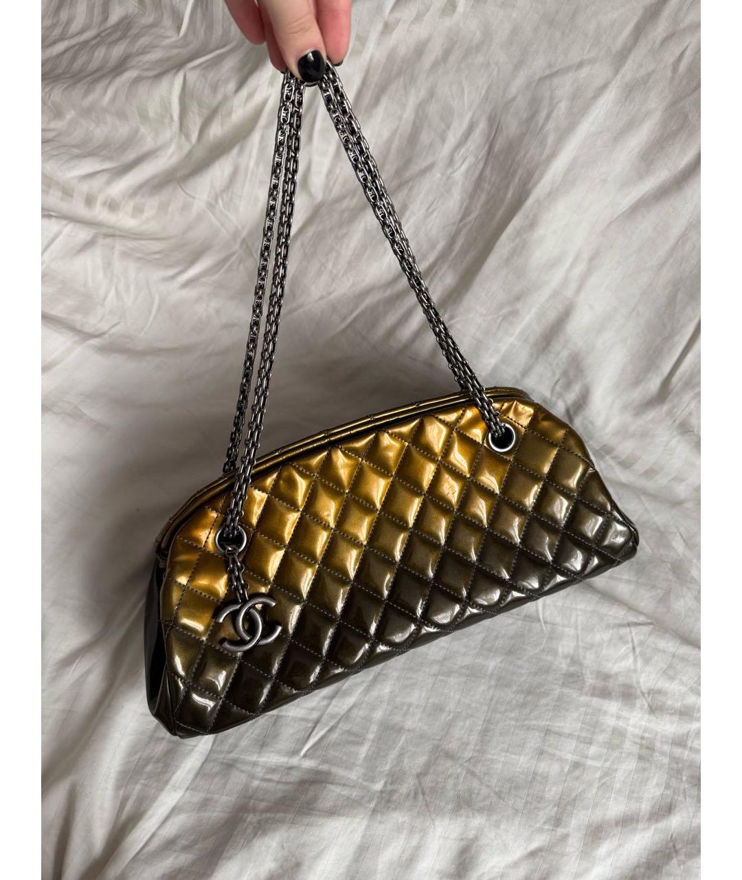 CHANEL Черная сумка с короткими ручками из лакированной кожи, фото 9