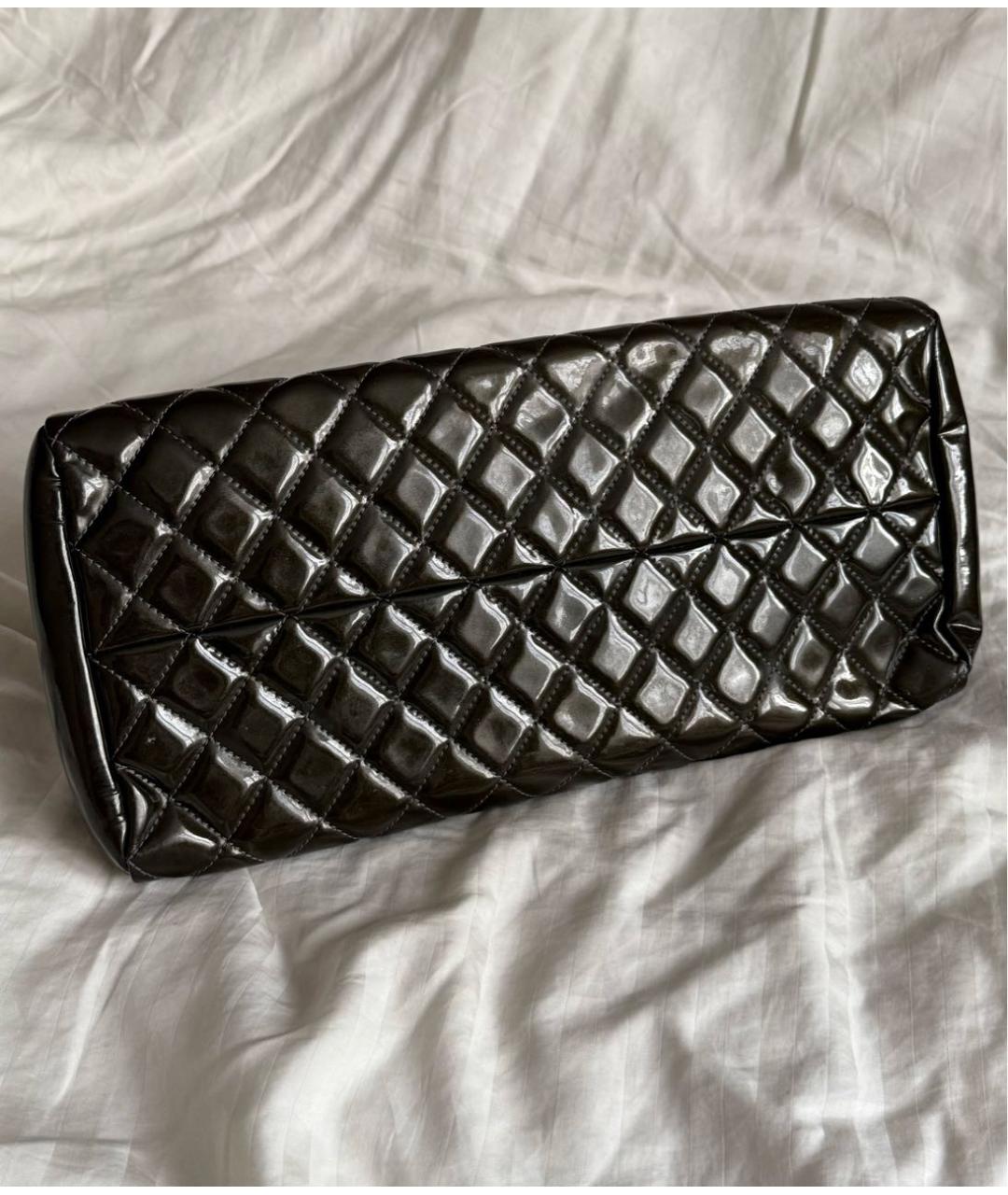 CHANEL Черная сумка с короткими ручками из лакированной кожи, фото 2