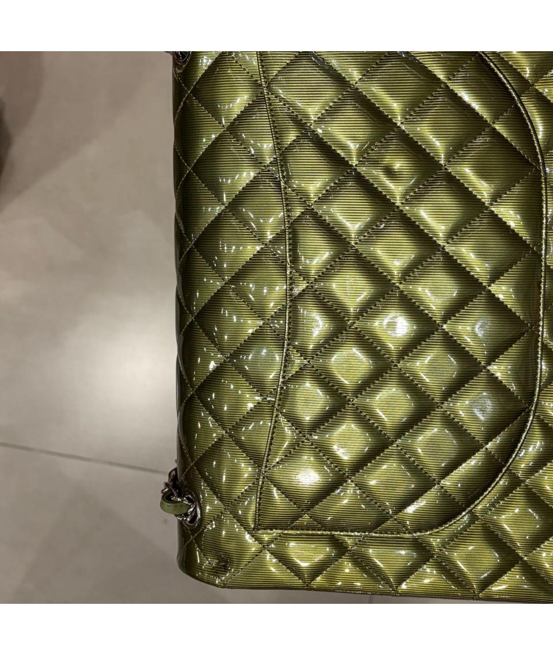 CHANEL Зеленая сумка через плечо из лакированной кожи, фото 3