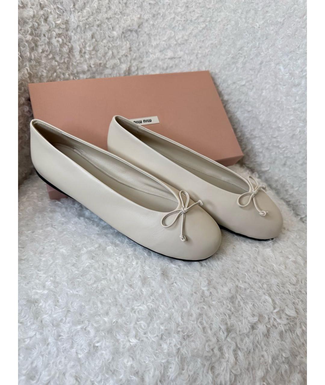 MIU MIU Бежевые кожаные балетки, фото 5