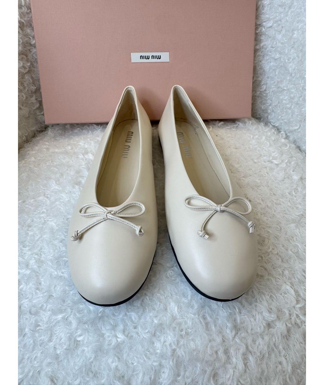 MIU MIU Бежевые кожаные балетки, фото 2