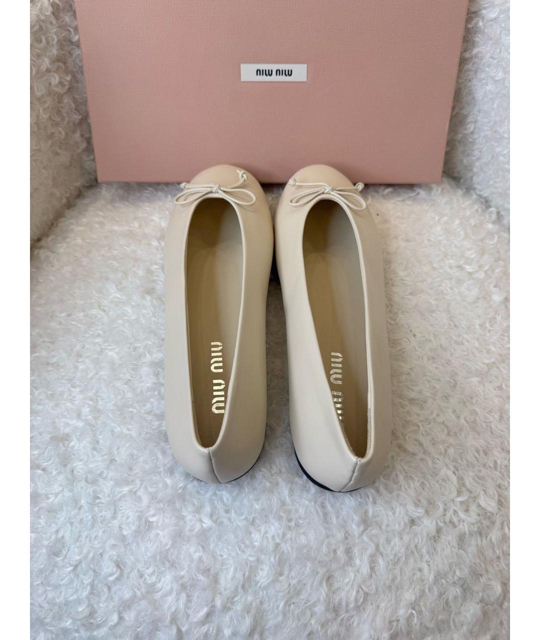 MIU MIU Бежевые кожаные балетки, фото 3