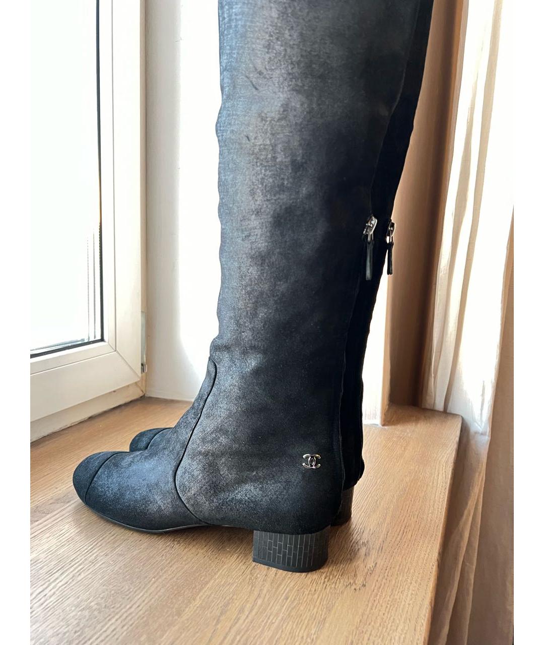 CHANEL Антрацитовые нубуковые ботфорты, фото 2