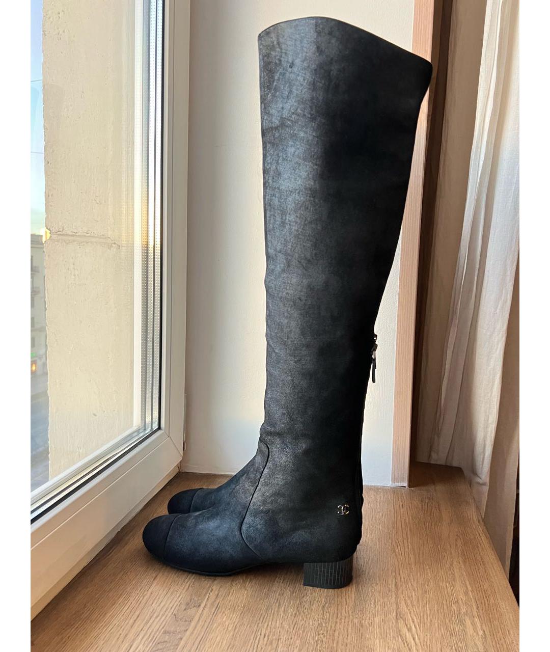 CHANEL Антрацитовые нубуковые ботфорты, фото 9