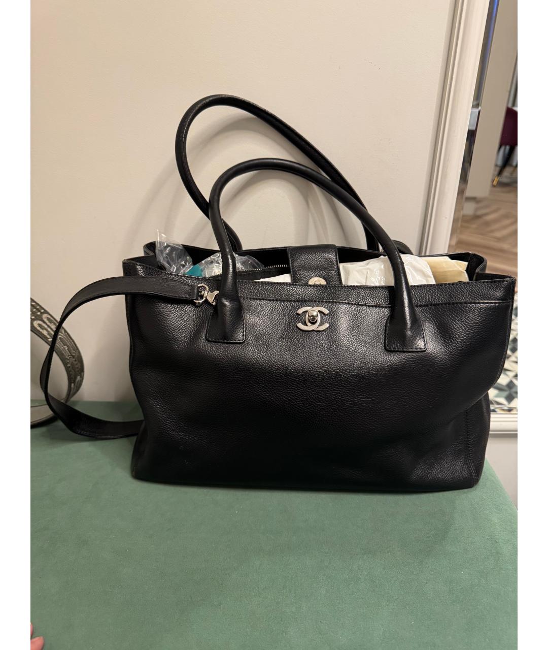 CHANEL Черная кожаная сумка с короткими ручками, фото 2