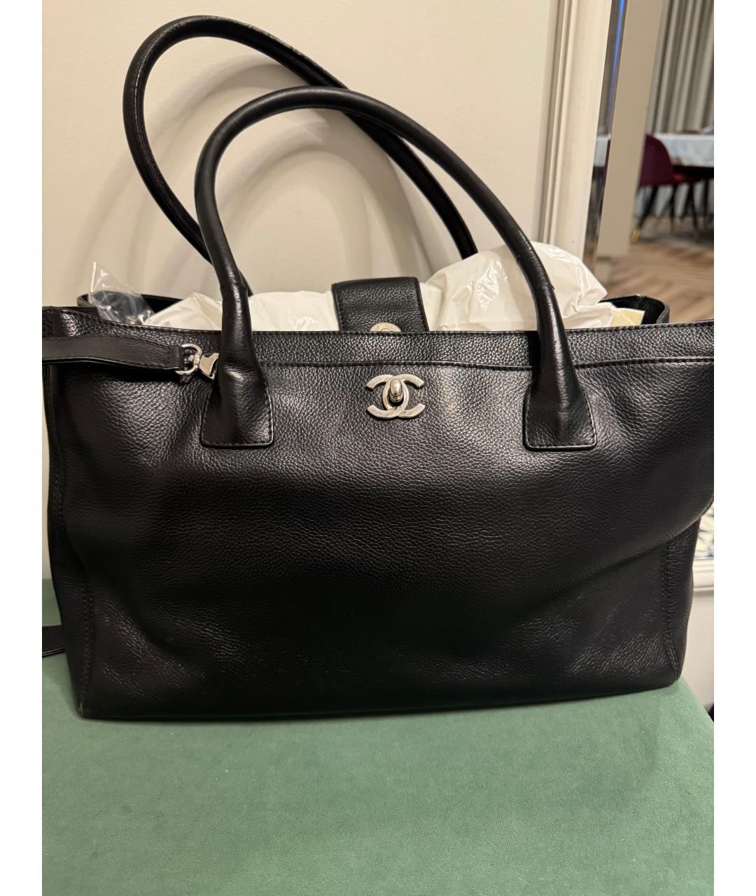 CHANEL Черная кожаная сумка с короткими ручками, фото 10