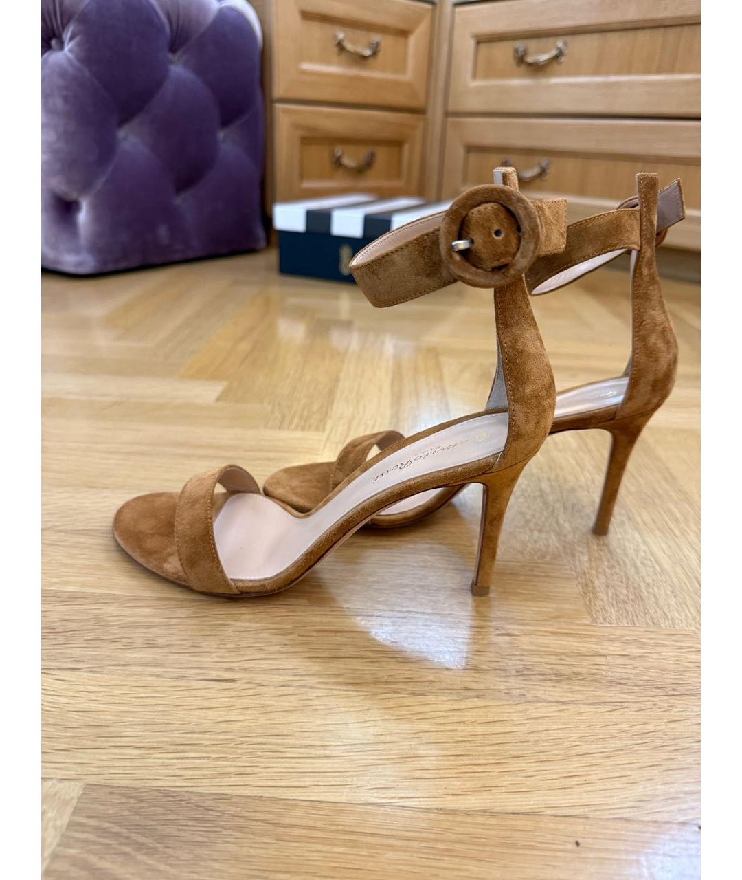 GIANVITO ROSSI Бежевые замшевые босоножки, фото 6