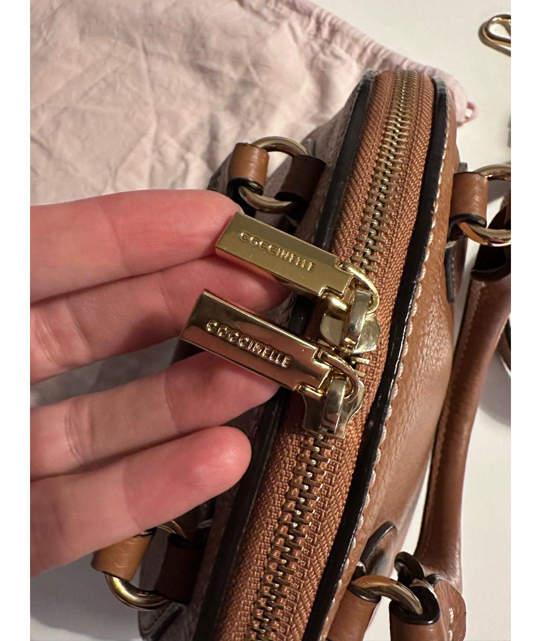 COCCINELLE Коричневая кожаная сумка с короткими ручками, фото 8
