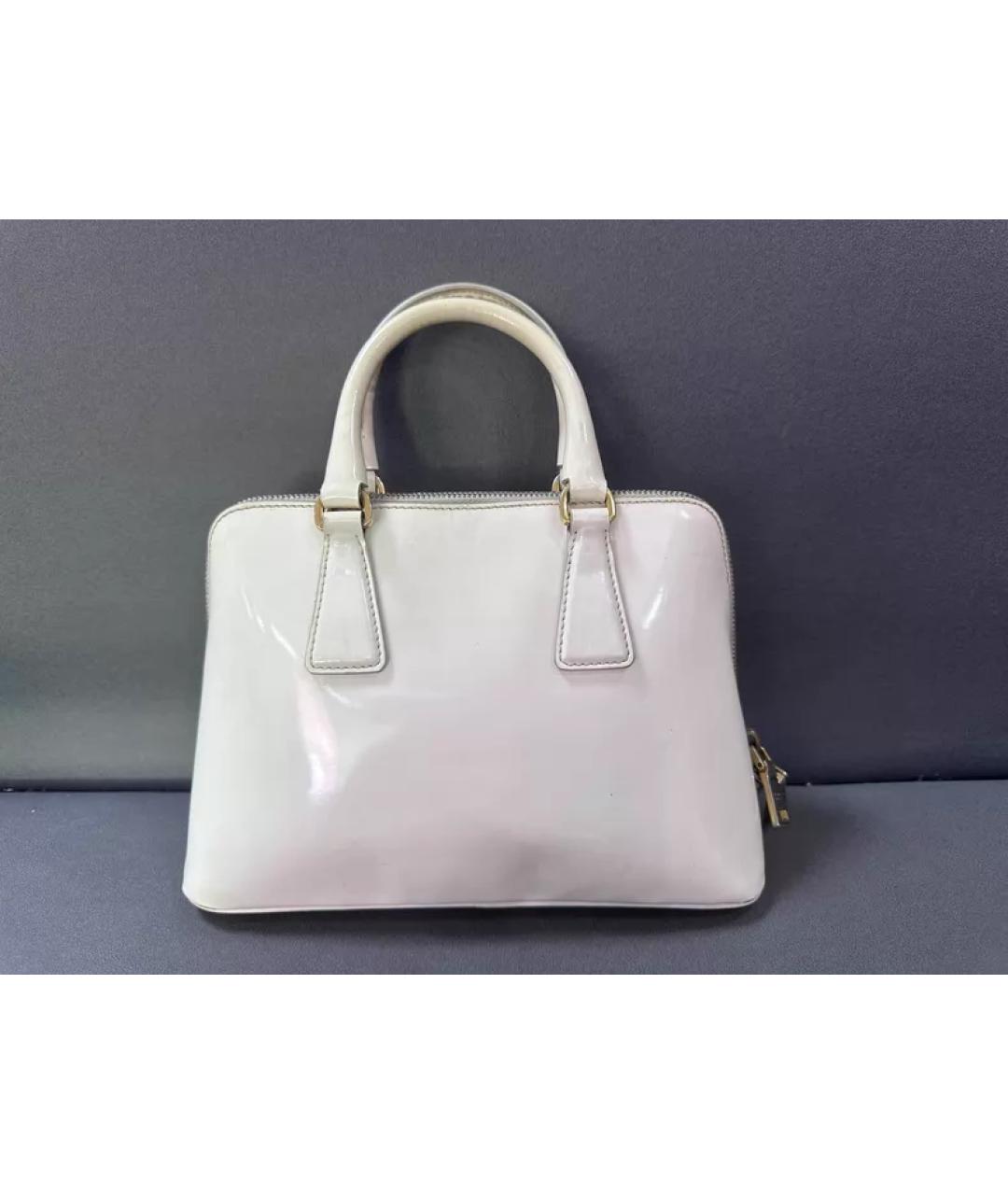 PRADA Белая сумка с короткими ручками из лакированной кожи, фото 2