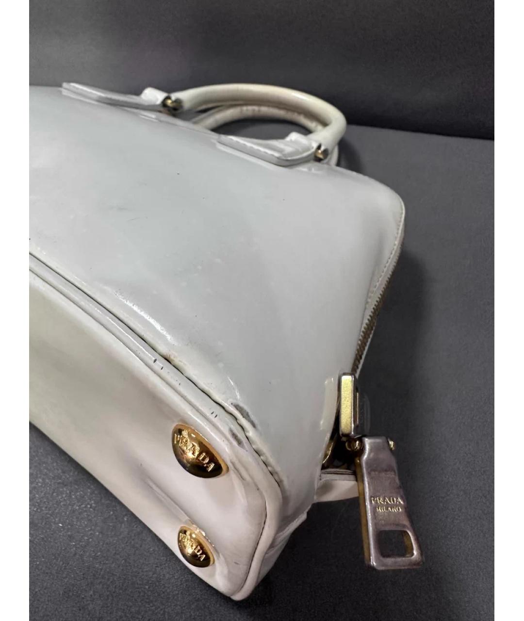 PRADA Белая сумка с короткими ручками из лакированной кожи, фото 4