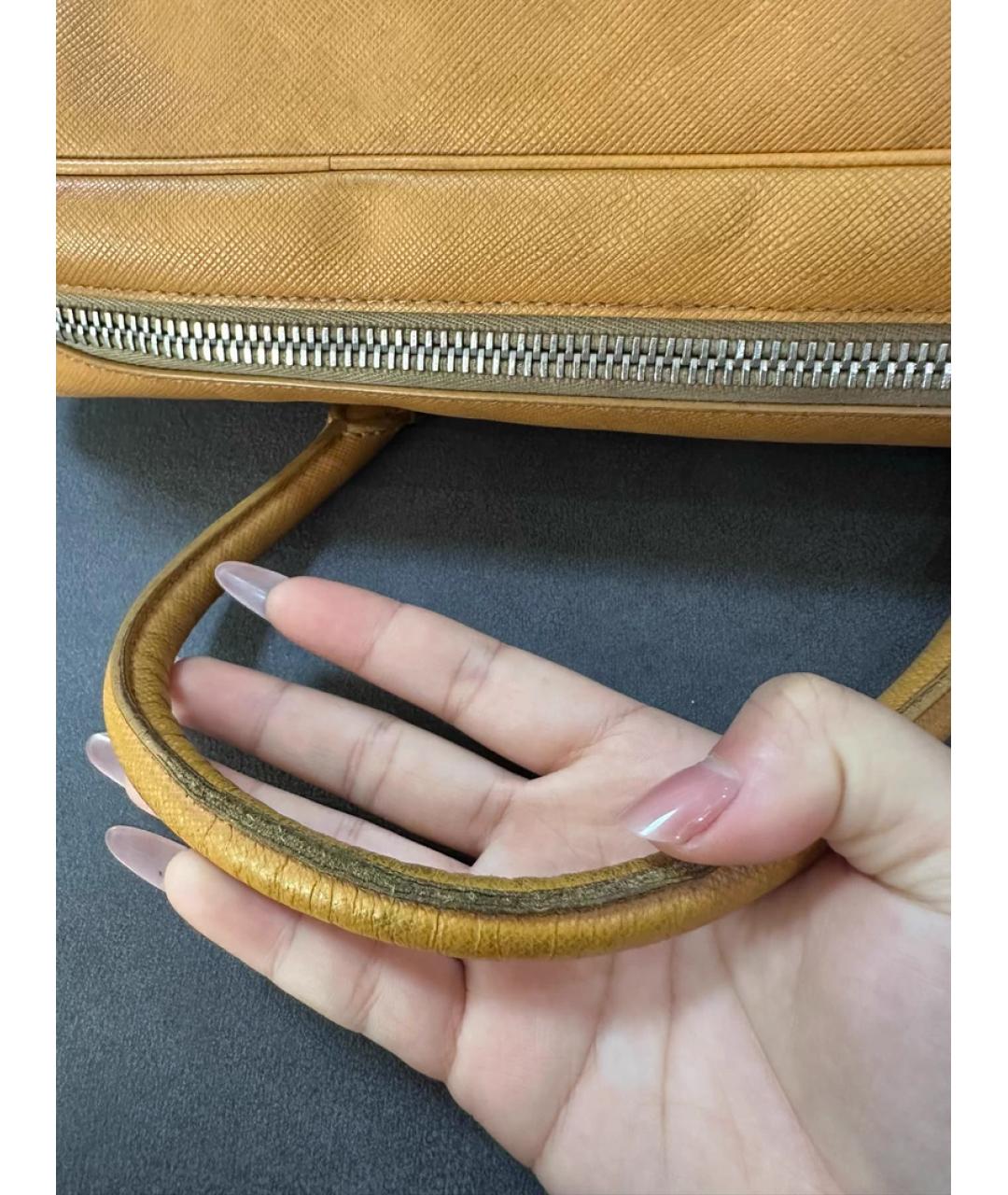 PRADA Горчичная кожаная сумка с короткими ручками, фото 7