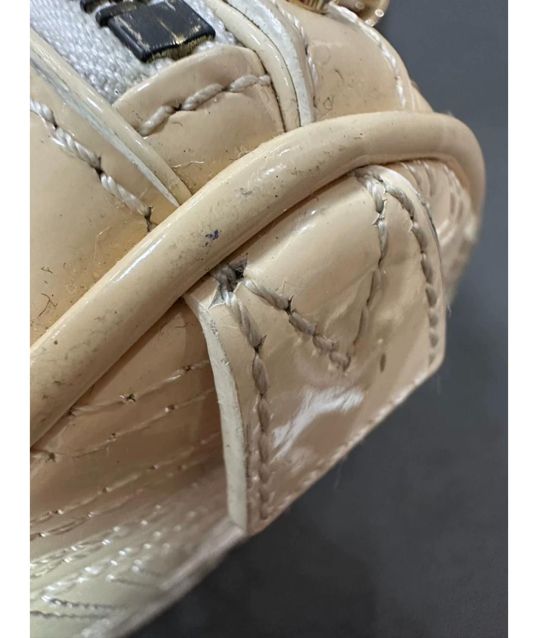 VERSACE Бежевая сумка с короткими ручками из лакированной кожи, фото 7