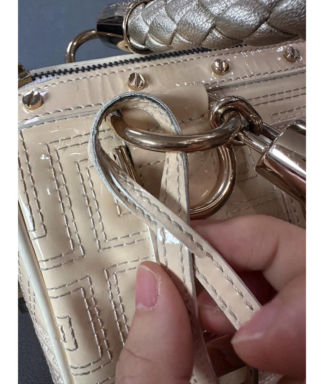 VERSACE Бежевая сумка с короткими ручками из лакированной кожи, фото 6