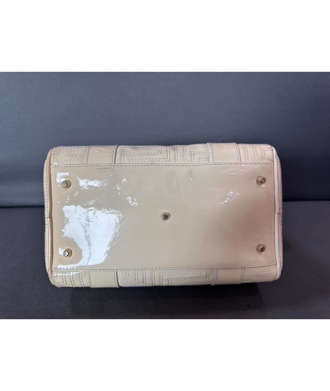 VERSACE Бежевая сумка с короткими ручками из лакированной кожи, фото 2