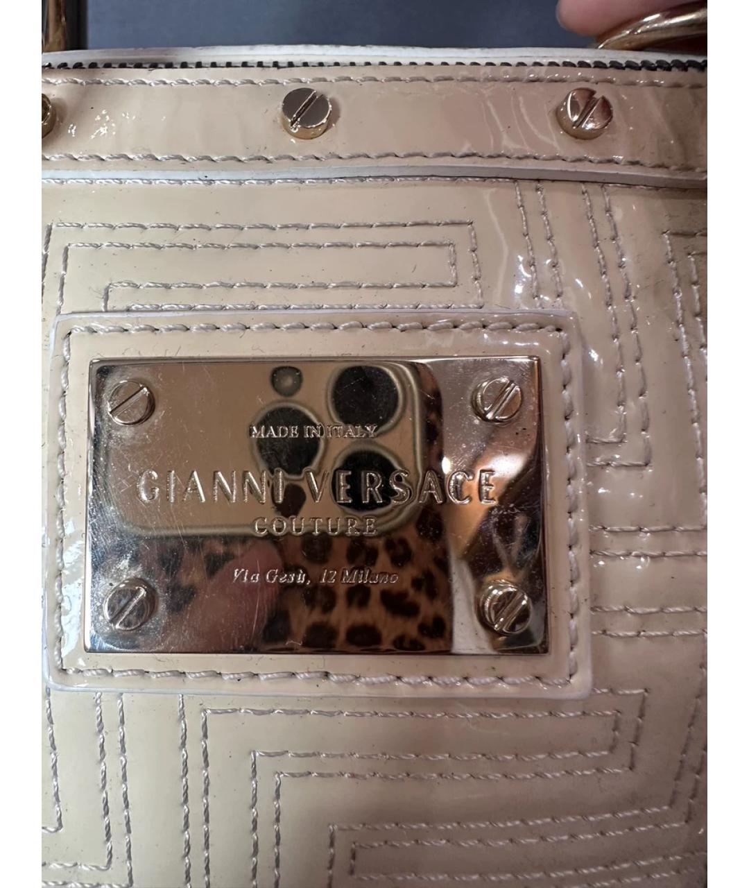 VERSACE Бежевая сумка с короткими ручками из лакированной кожи, фото 5