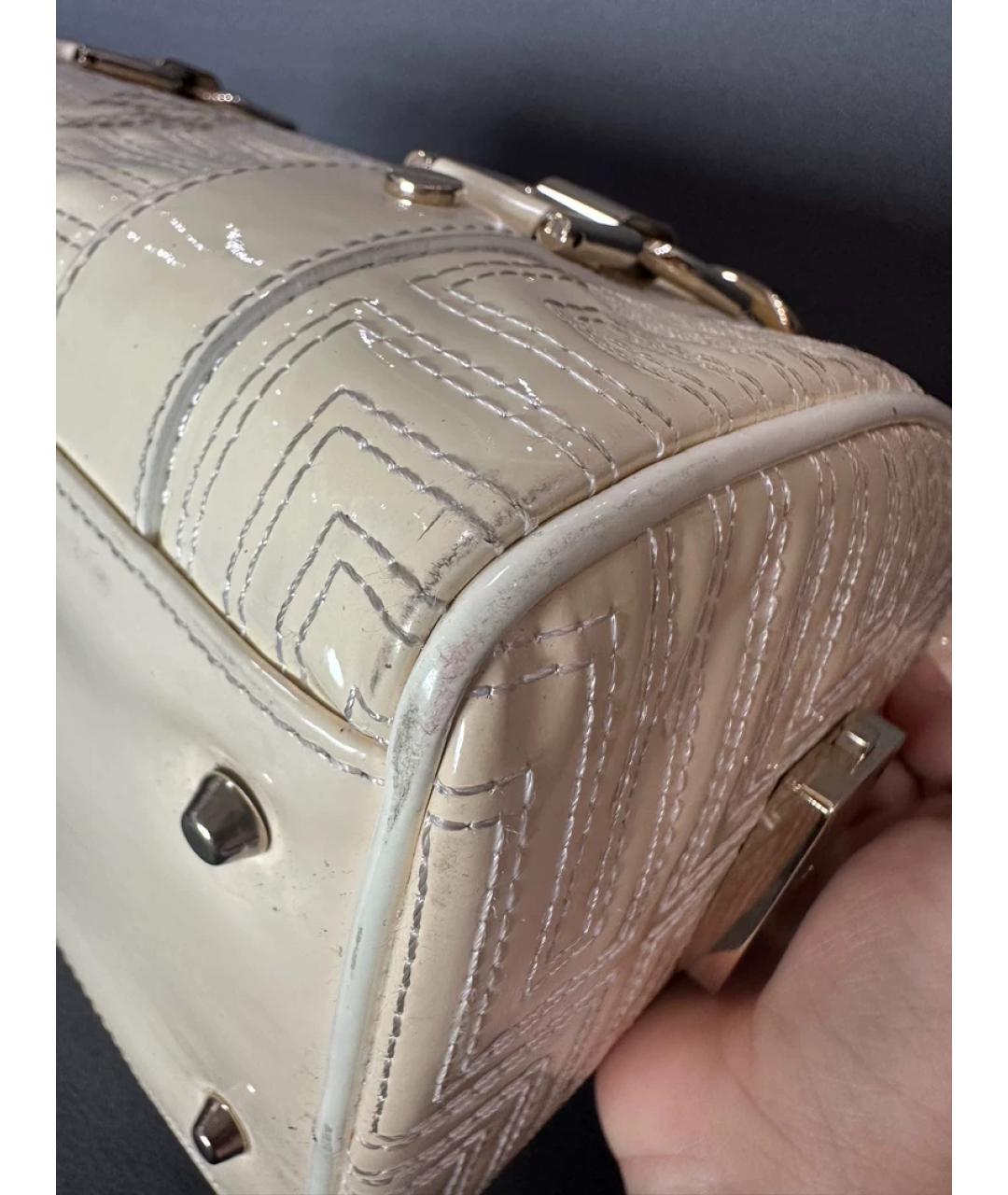 VERSACE Бежевая сумка с короткими ручками из лакированной кожи, фото 3