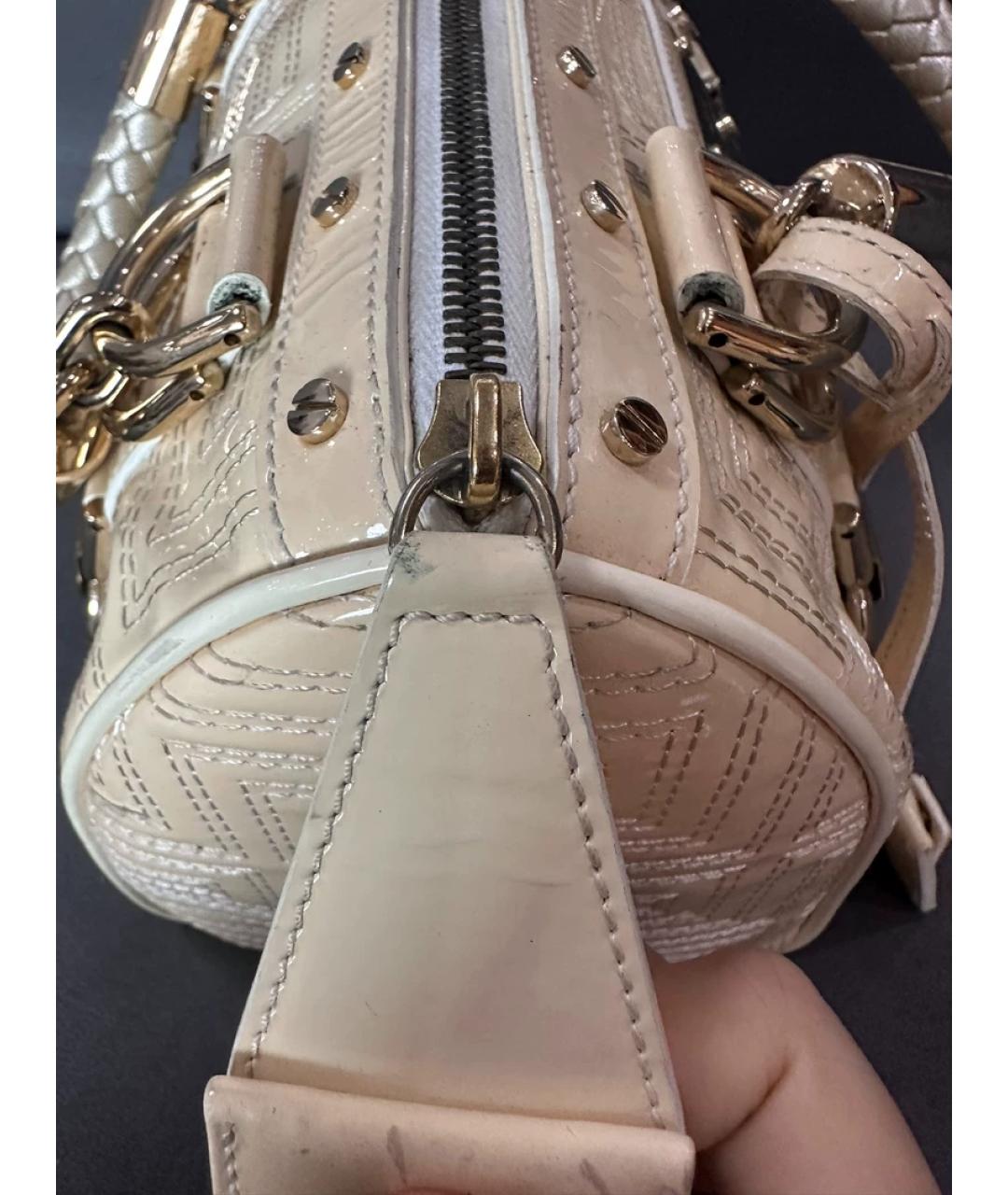 VERSACE Бежевая сумка с короткими ручками из лакированной кожи, фото 8