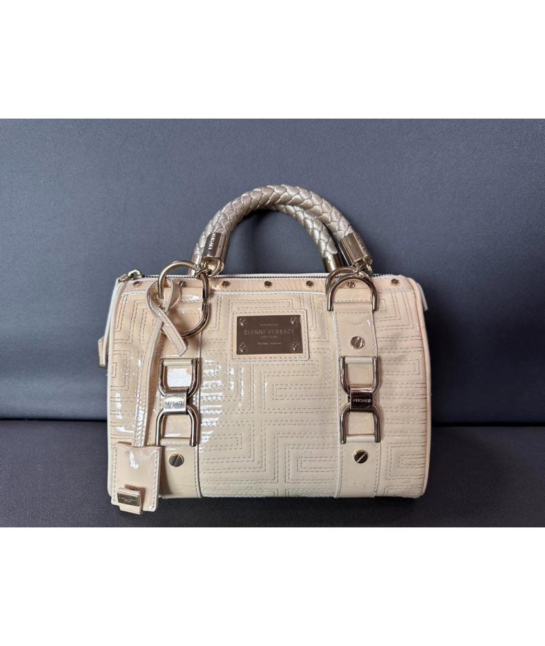 VERSACE Бежевая сумка с короткими ручками из лакированной кожи, фото 10