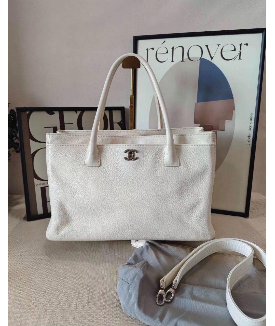 CHANEL Белая кожаная сумка с короткими ручками, фото 2