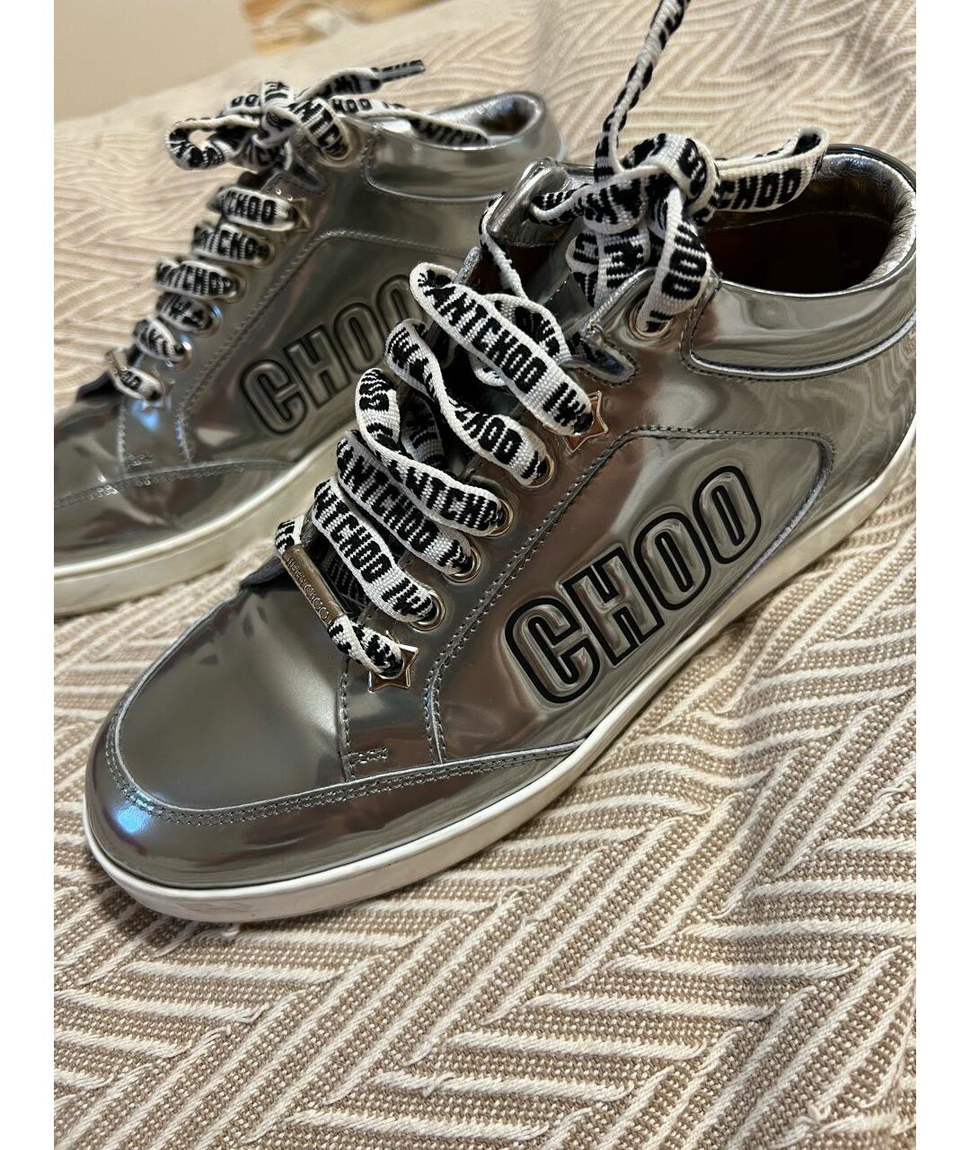 JIMMY CHOO Серебряные кроссовки из лакированной кожи, фото 9