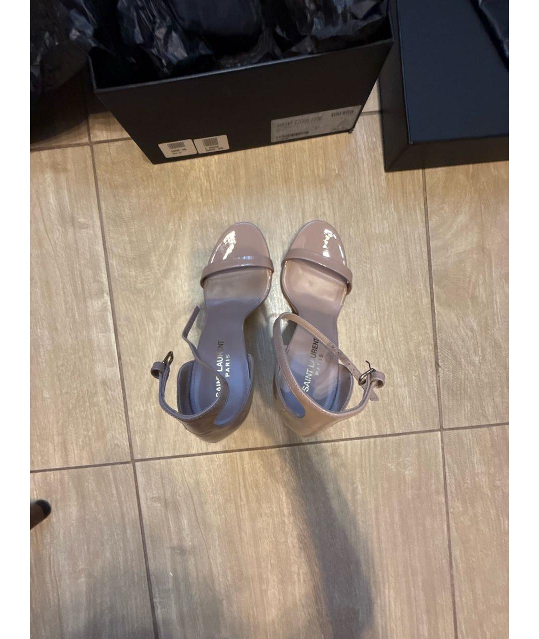SAINT LAURENT Бежевые босоножки из лакированной кожи, фото 3