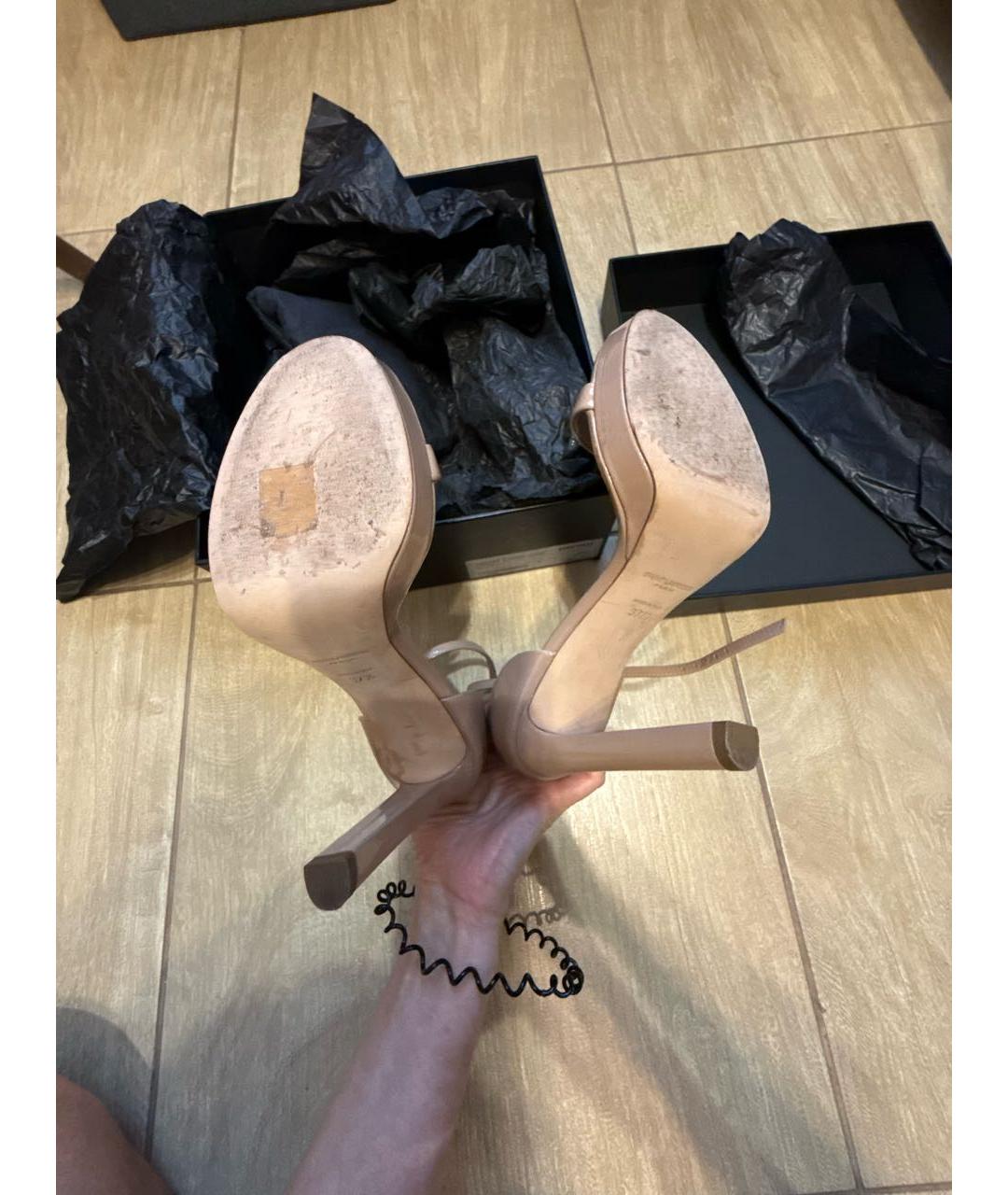 SAINT LAURENT Бежевые босоножки из лакированной кожи, фото 5