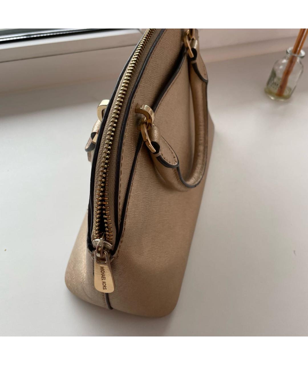 MICHAEL KORS Золотая сумка с короткими ручками из искусственной кожи, фото 4