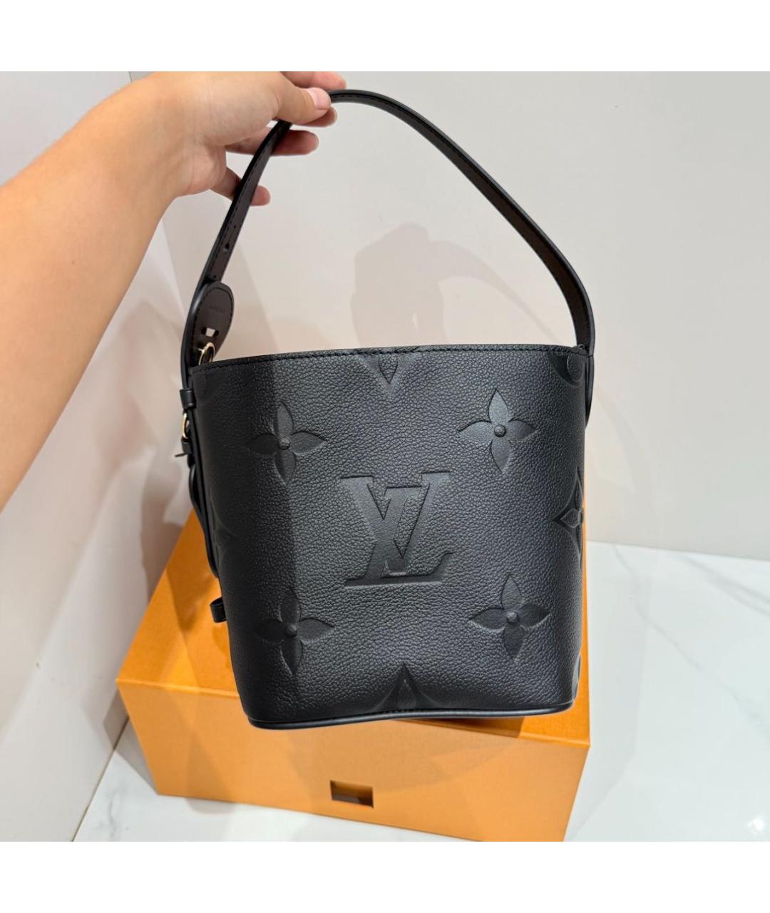 LOUIS VUITTON Черная кожаная сумка с короткими ручками, фото 6