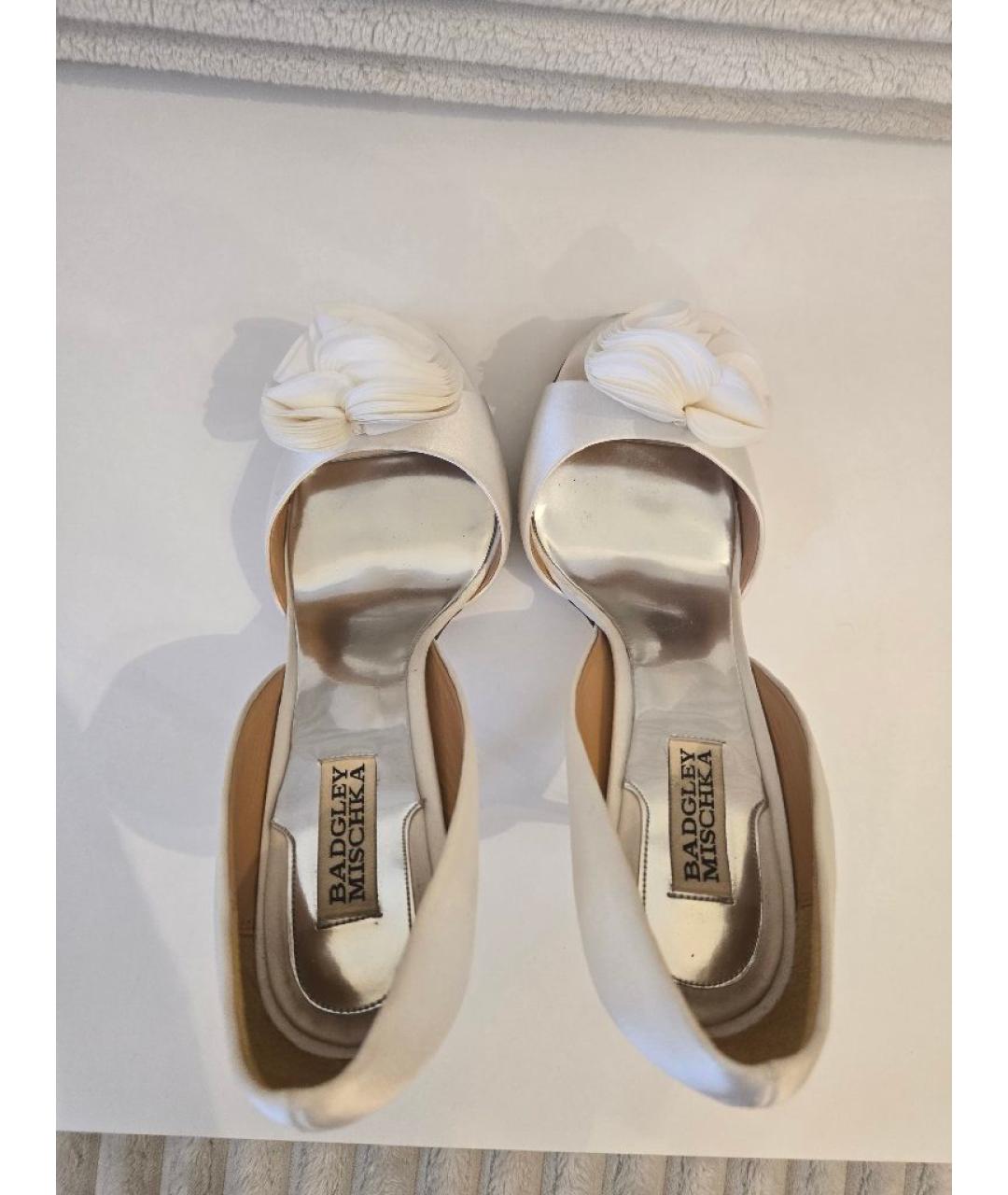 BADGLEY MISCHKA Белые текстильные свадебные туфли на высоком каблуке, фото 3