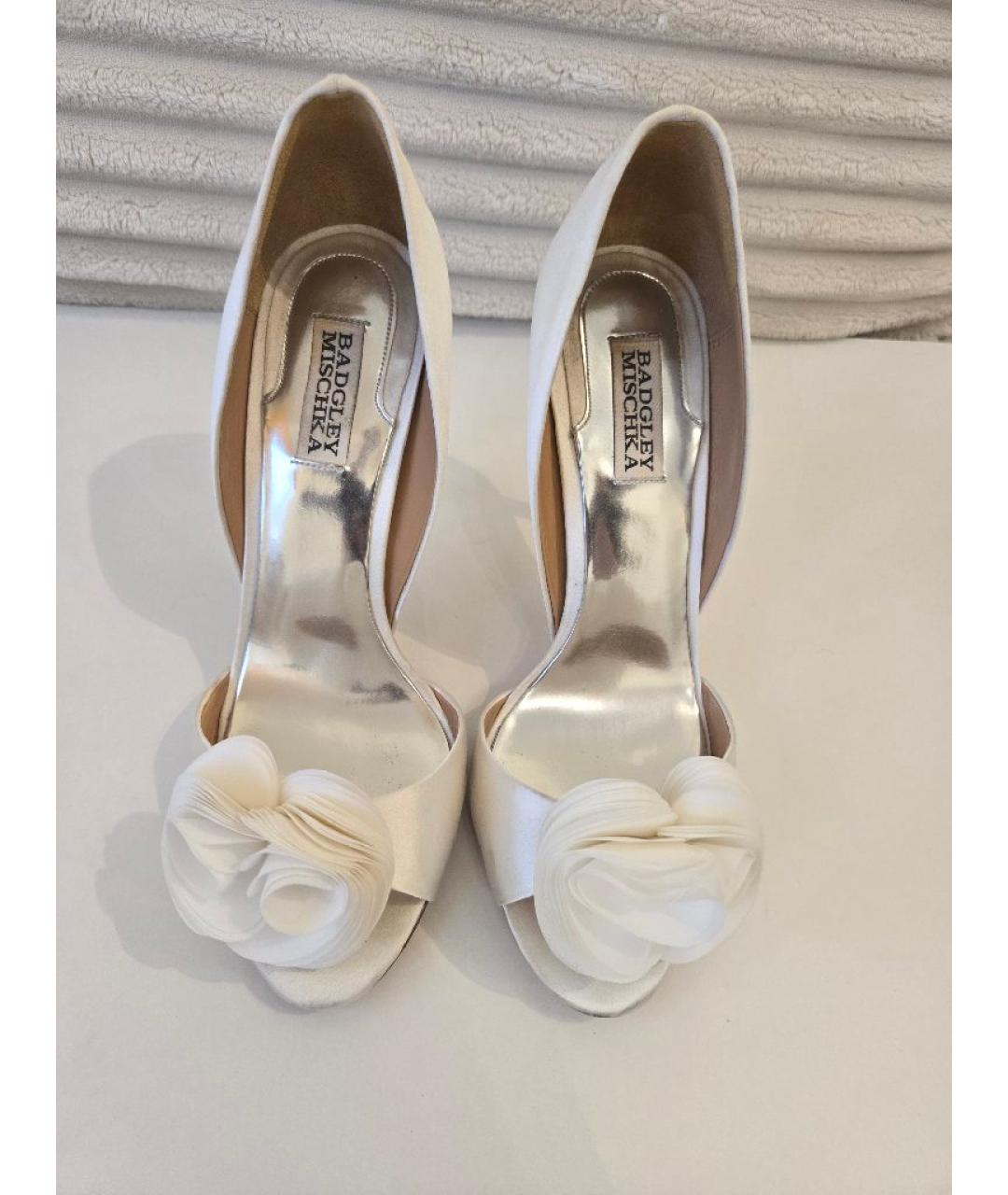 BADGLEY MISCHKA Белые текстильные свадебные туфли на высоком каблуке, фото 2
