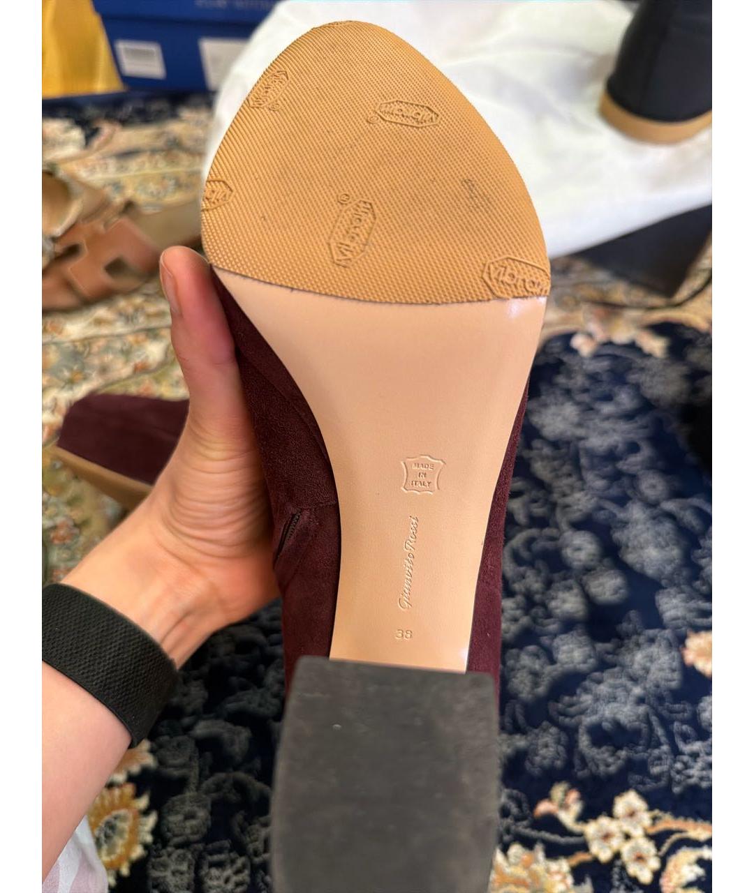 GIANVITO ROSSI Бордовые замшевые ботильоны, фото 3