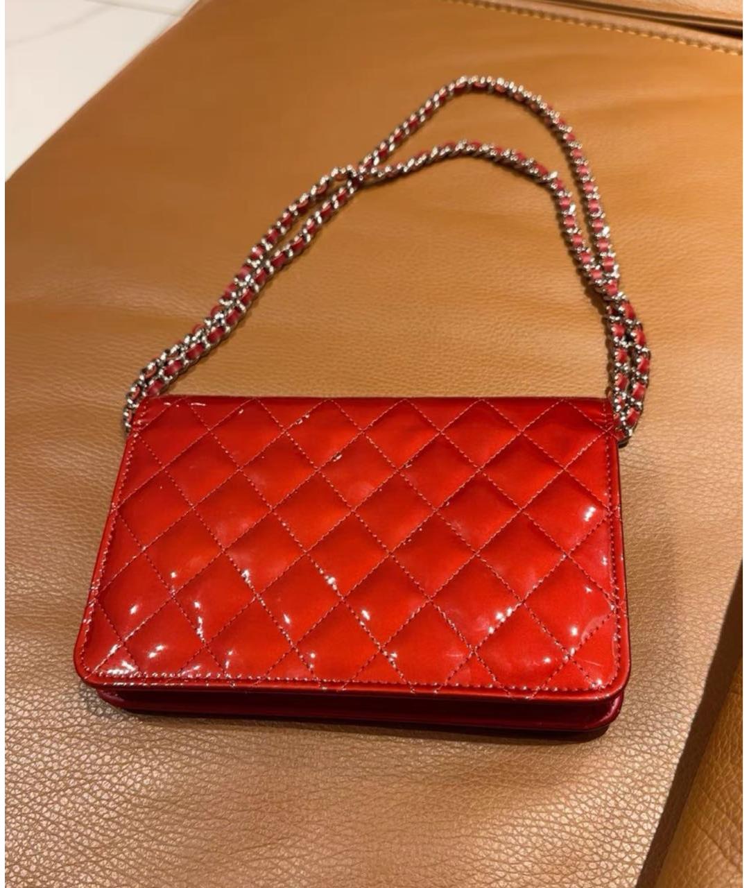 CHANEL Красная сумка через плечо из лакированной кожи, фото 3