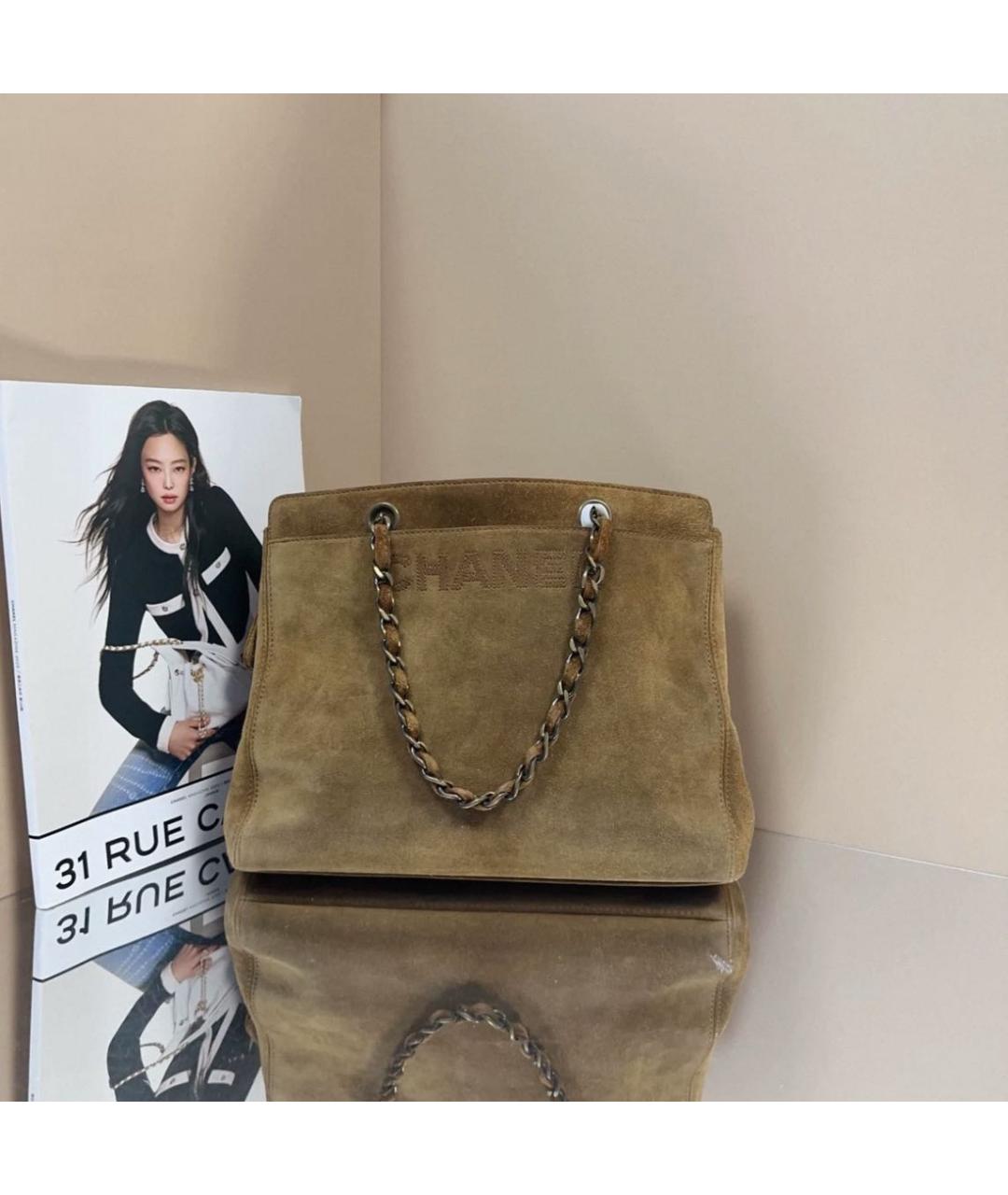 CHANEL Коричневая замшевая сумка с короткими ручками, фото 2