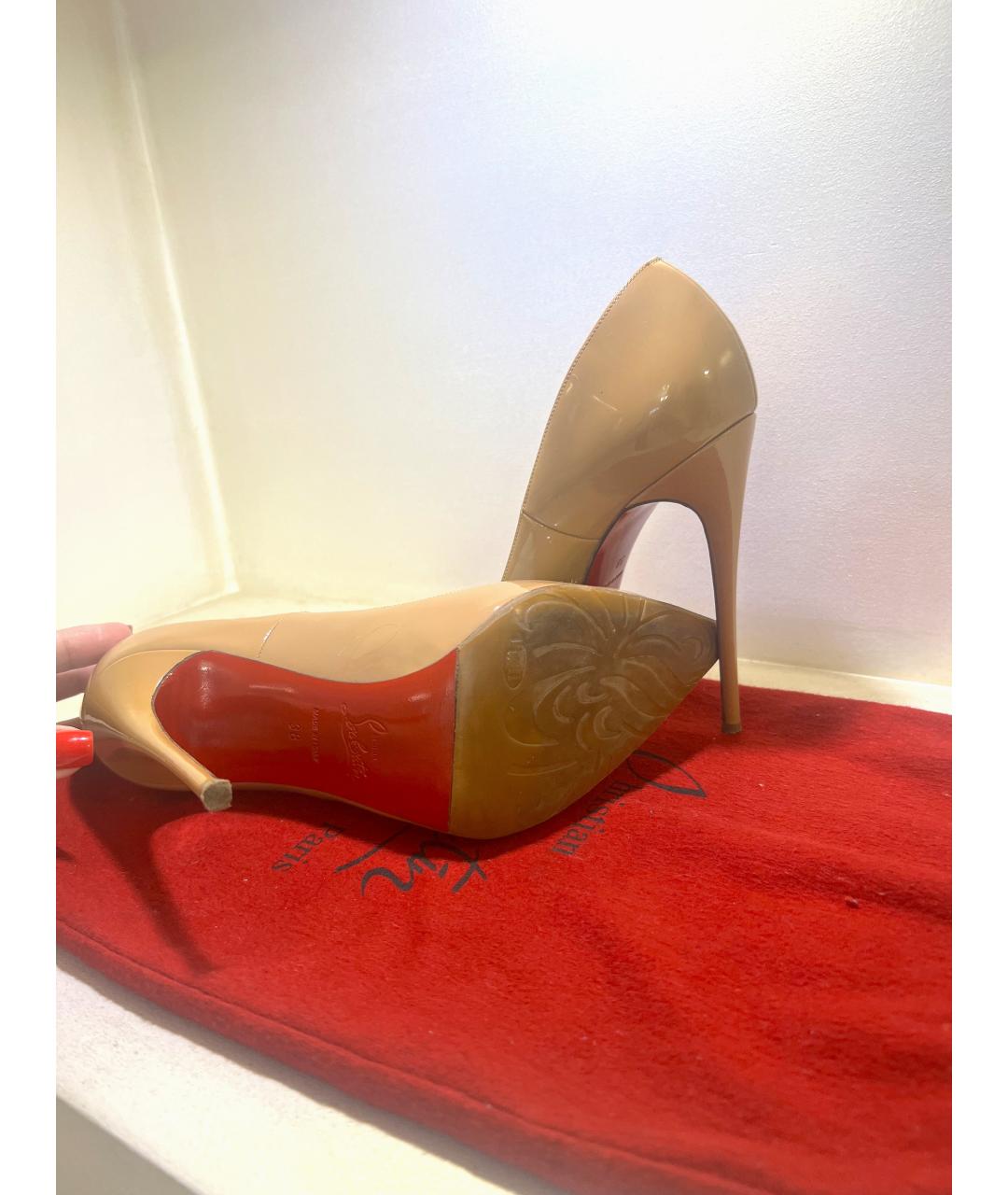 CHRISTIAN LOUBOUTIN Бежевые туфли из лакированной кожи, фото 5