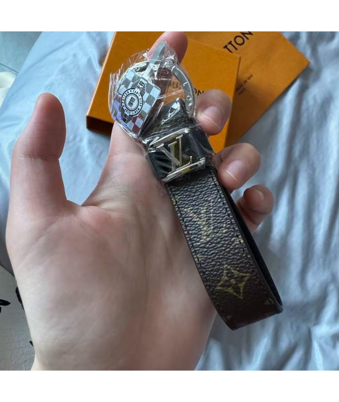 LOUIS VUITTON Коричневый брелок, фото 3