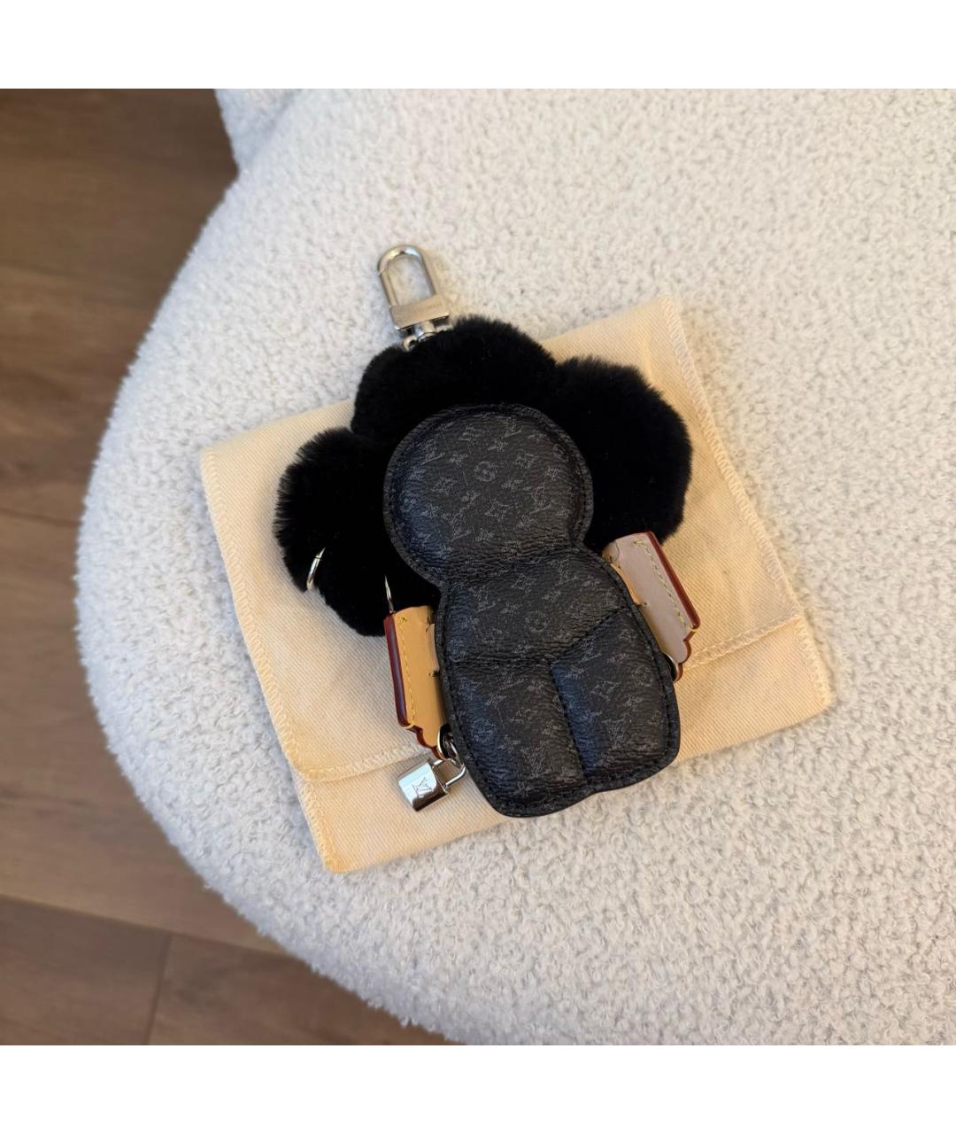 LOUIS VUITTON Черный брелок, фото 3