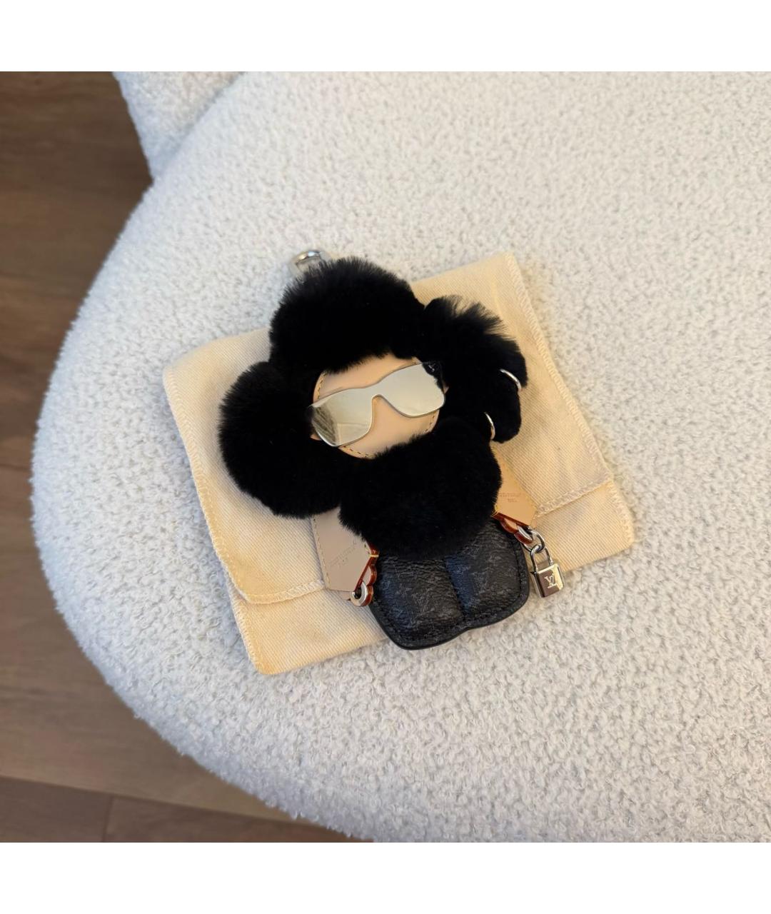 LOUIS VUITTON Черный брелок, фото 2