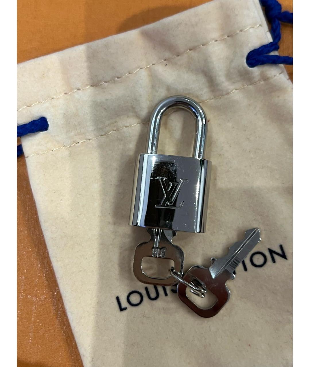 LOUIS VUITTON Серебрянный брелок, фото 2