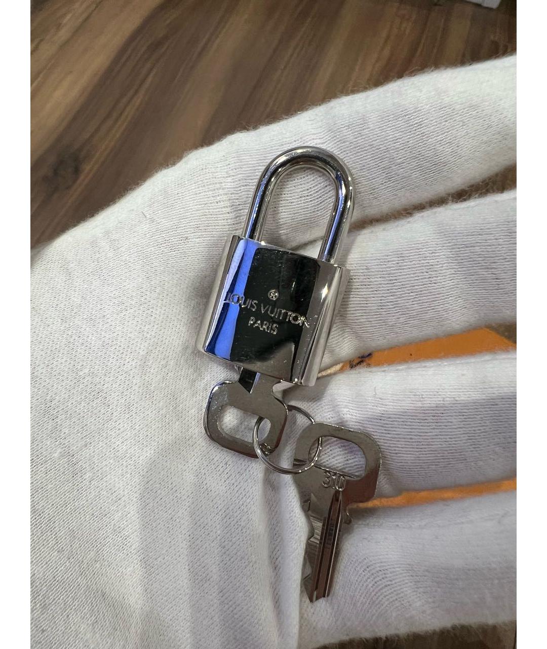 LOUIS VUITTON Серебрянный брелок, фото 5