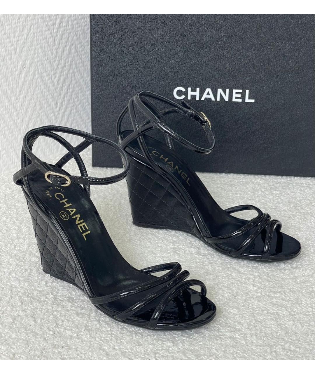 CHANEL Черные босоножки из лакированной кожи, фото 3