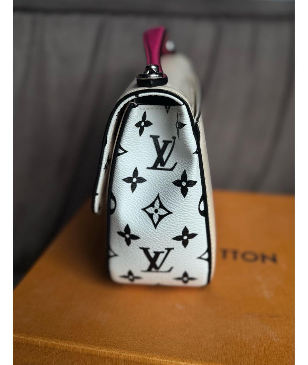 LOUIS VUITTON Бежевая сумка через плечо из лакированной кожи, фото 5