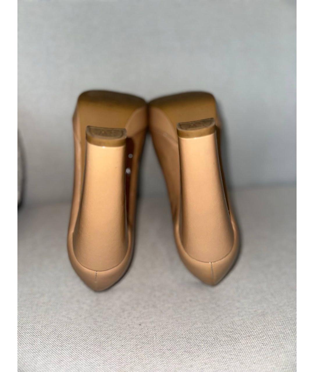 STUART WEITZMAN Бежевые туфли из лакированной кожи, фото 4