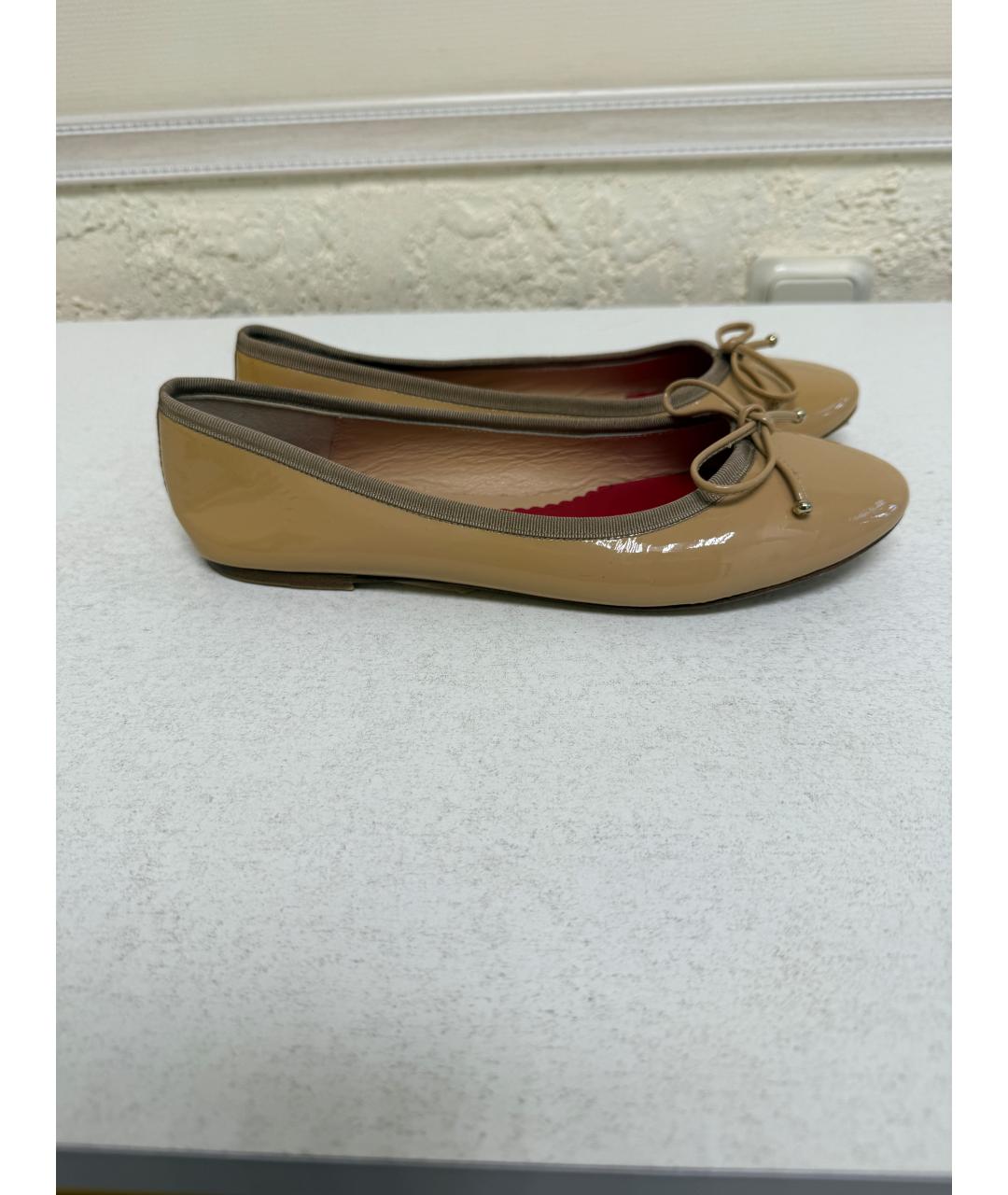 CAROLINA HERRERA Бежевые балетки из лакированной кожи, фото 8