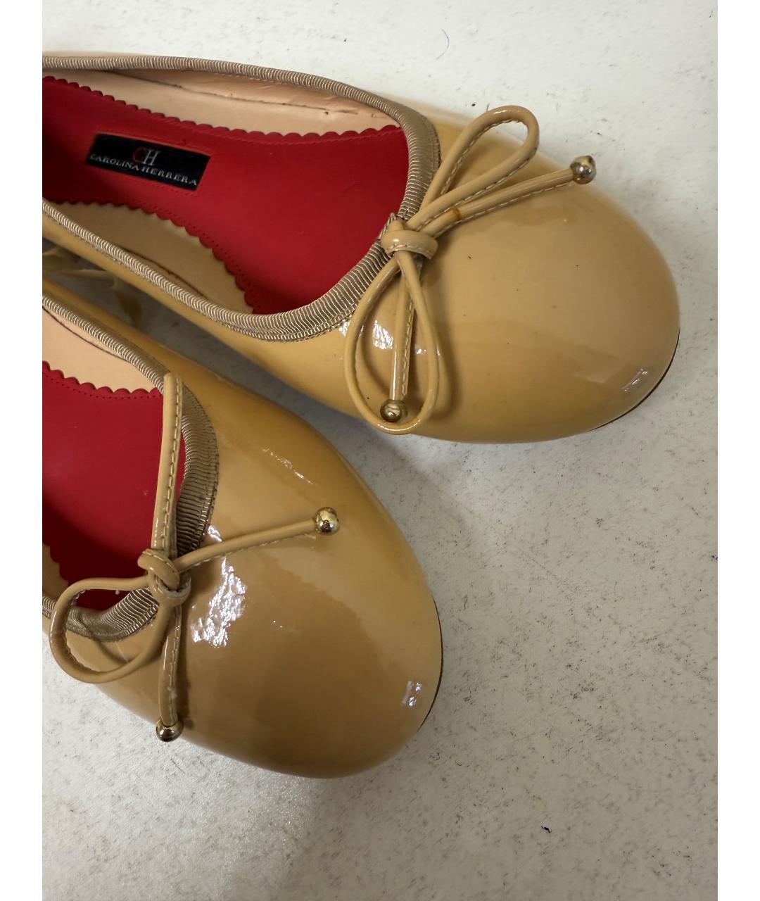 CAROLINA HERRERA Бежевые балетки из лакированной кожи, фото 3