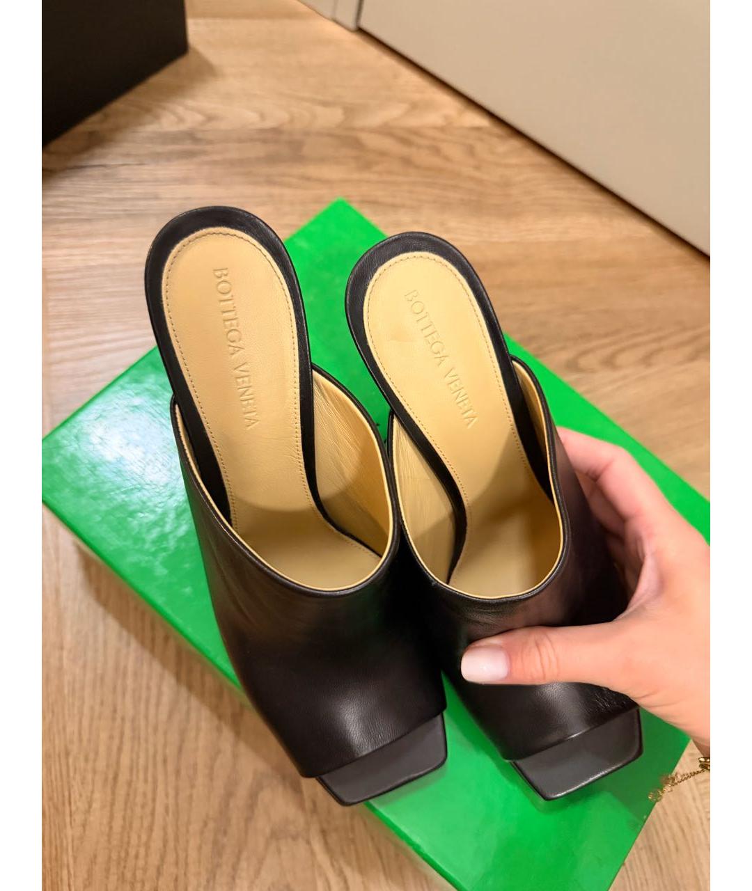 BOTTEGA VENETA Черные кожаные мюли, фото 3